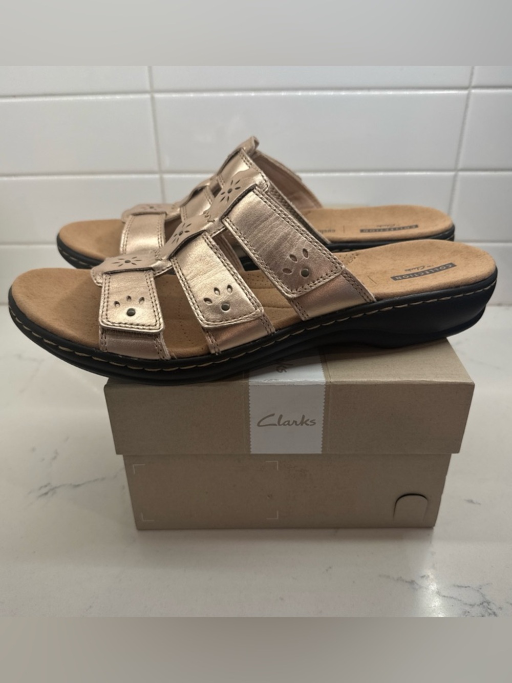 Clarks Women’s Metallic Rose Gold Leisa Slide Sandals adjustable strap shoes